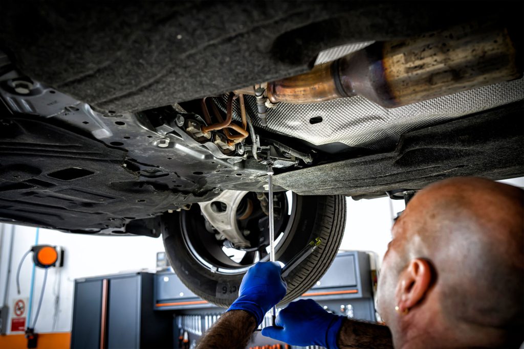 intervento manuale sotto-scocca